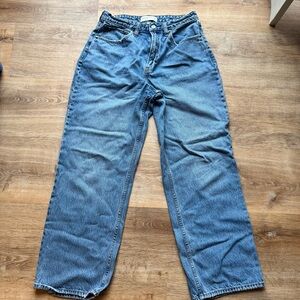 Abercrombie & Fitch Loose High Rise Curve Love Jeans. Size 28 waist.